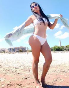 613737186: Chica busca chico en Barcelona