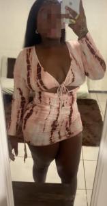 617745370: Chica busca chico en Barcelona