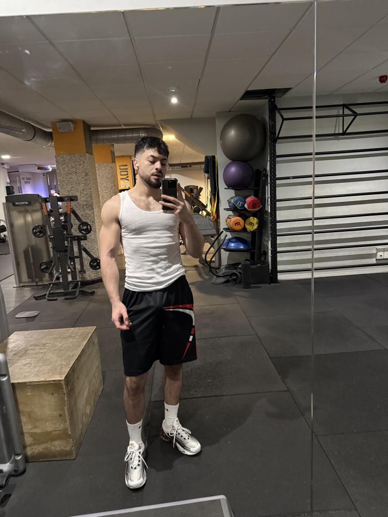 687356495: Chico busca chica en Valencia