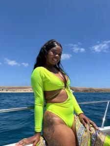 655818434: Chica busca chico en Barcelona