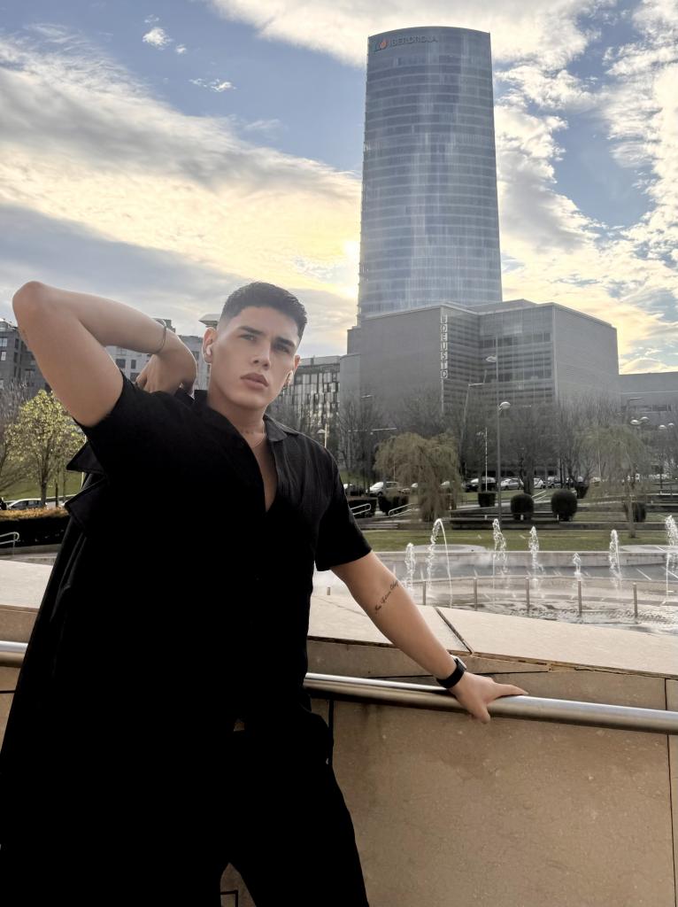 662902820: Chico busca chica en Ibiza