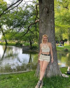 931483845: Chica busca chico en Barcelona