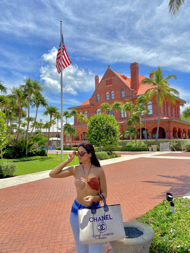 695499984: Chica busca chico en Barcelona