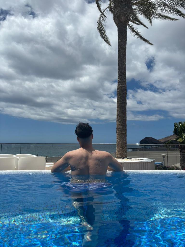 695685844: Chico busca chica en Barcelona