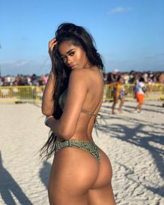 613656418: Chica busca chico en Barcelona