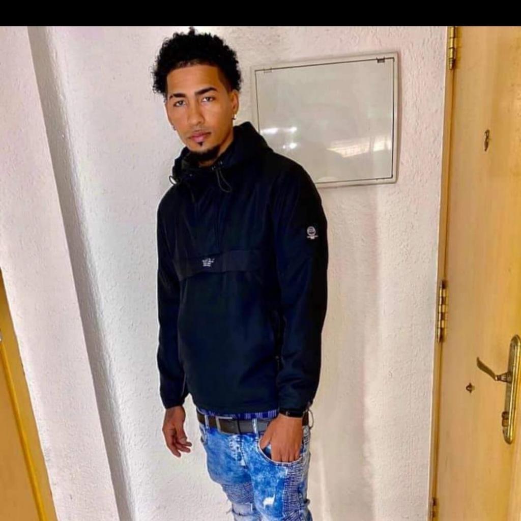 644189899: Chico busca chica en Valencia