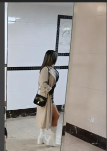 664464494: Chica busca chico en Barcelona