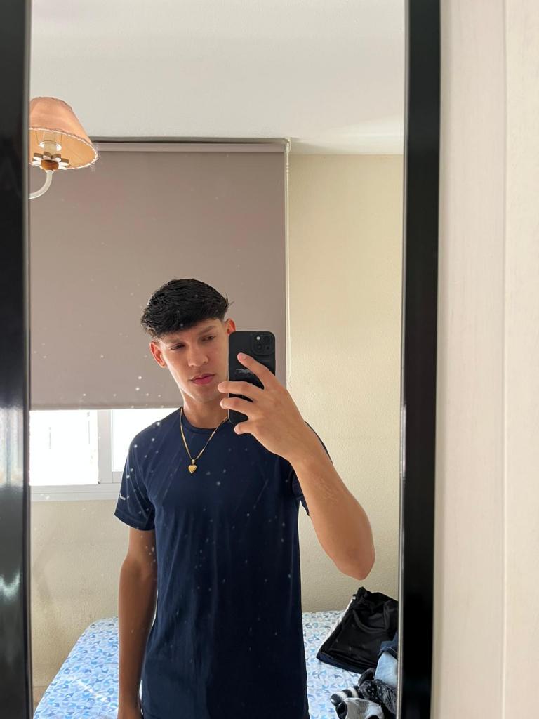 674344545: Chico busca chica en Sevilla