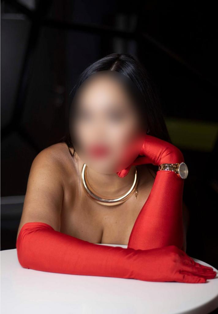 697782063: Chica busca chico en Málaga