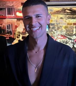 694213895: Chico busca chica en Pontevedra