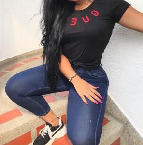 695295608: Chica busca chico en Barcelona