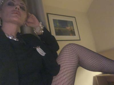 696404245: Chica busca chico en Madrid