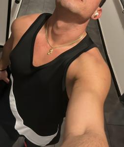 647639431: Chico busca chica en Murcia