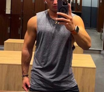 647639431: Chico busca chica en Murcia