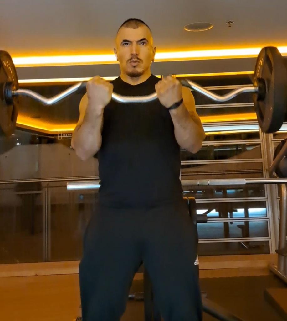 647793551: Chico busca chica en Barcelona