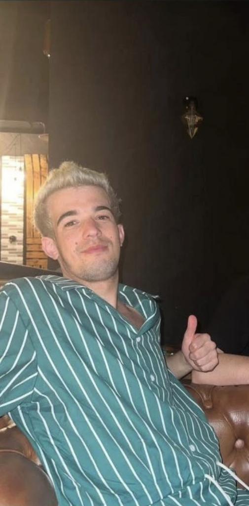 631946865: Chico busca chica en Zaragoza