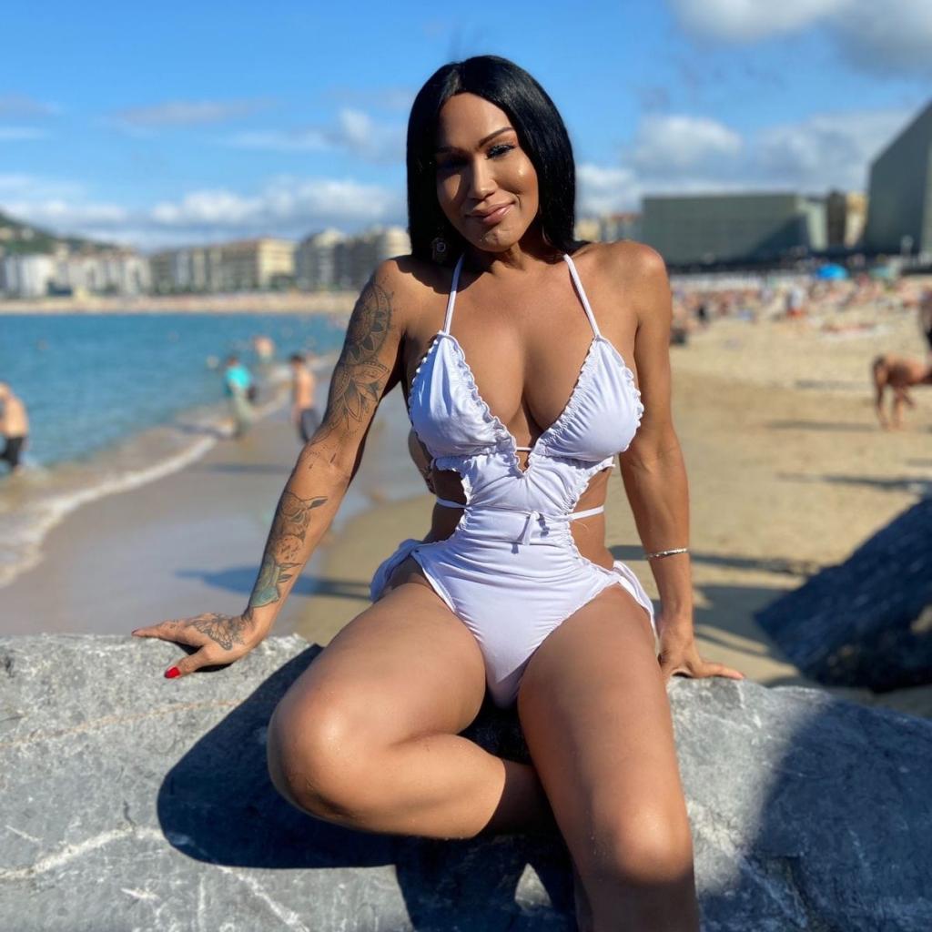 697229451: Travesti en Álava