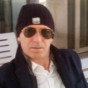 672148104: Chico busca chica en Pontevedra