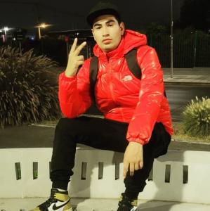 664054443: Chico busca chica en Valencia