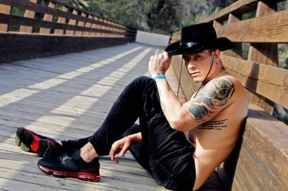 631829946: Chico busca chica en Barcelona