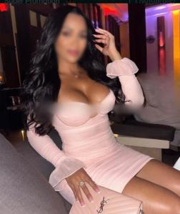 647356817: Chica busca chico en Barcelona