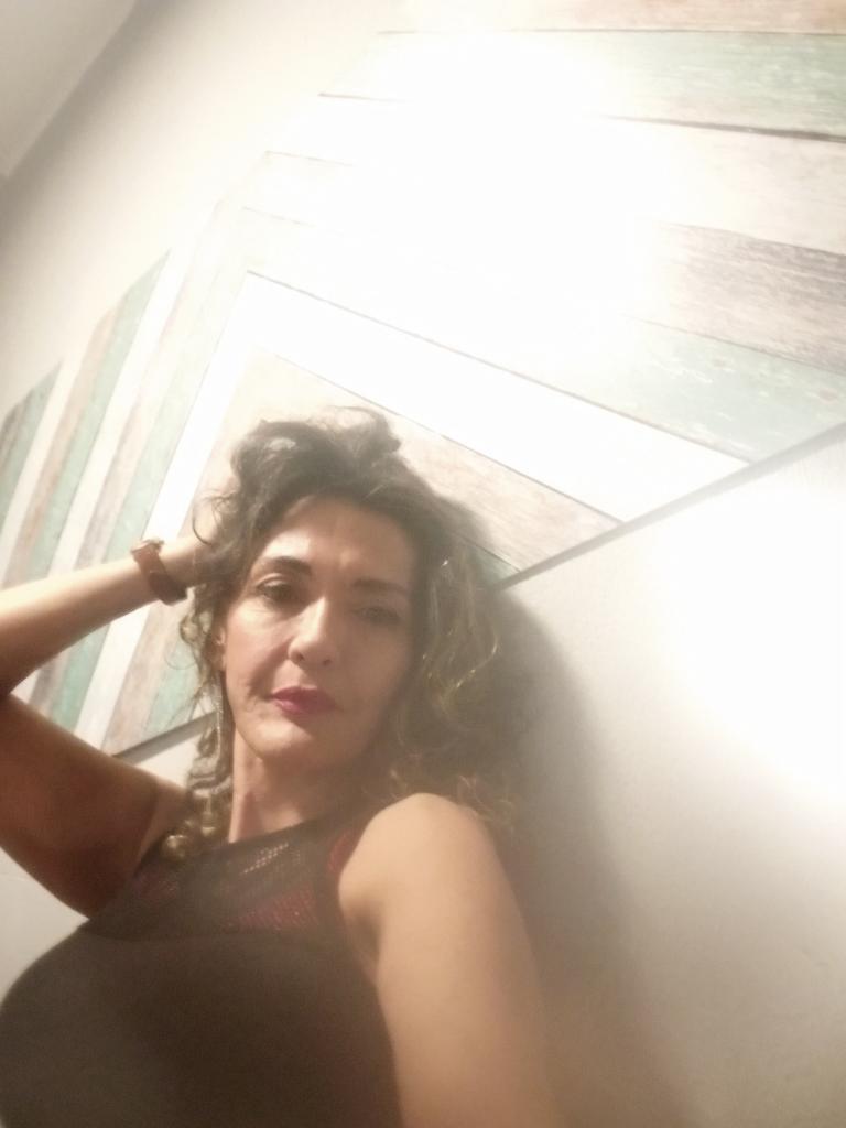661160621: Chica busca chico en Sevilla