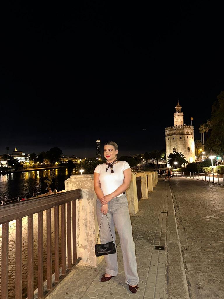 612428989: Chica busca chico en Sevilla