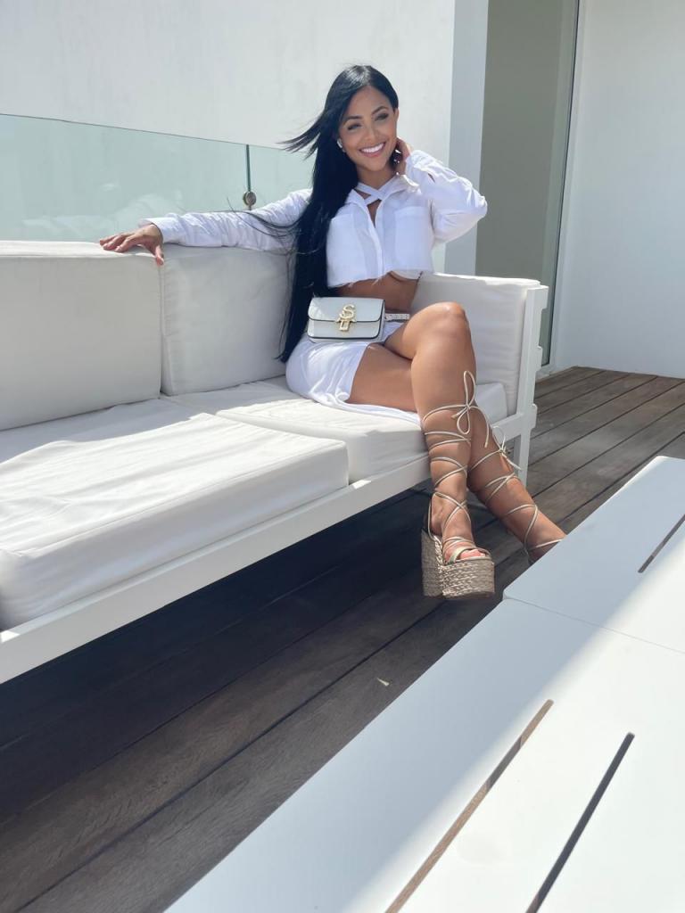 695774907: Chica busca chico en Barcelona