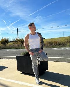 613699028: Chico busca chica en Madrid