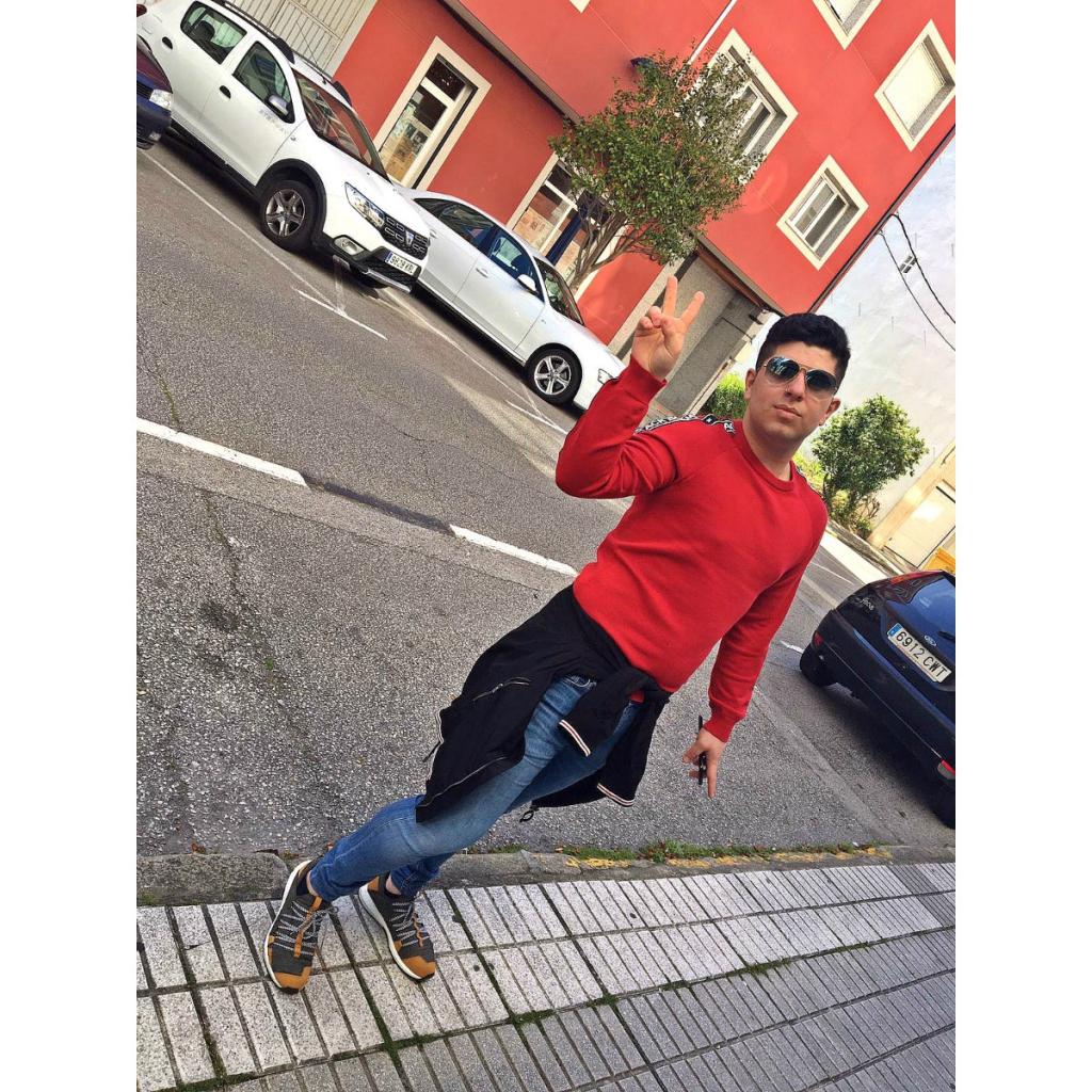 631341789: Chico busca chica en Lugo