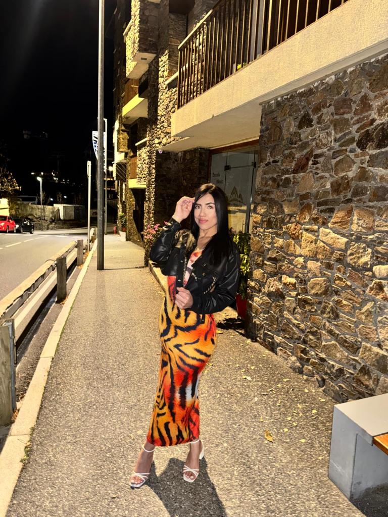 610880239: Chica busca chico en Ibiza