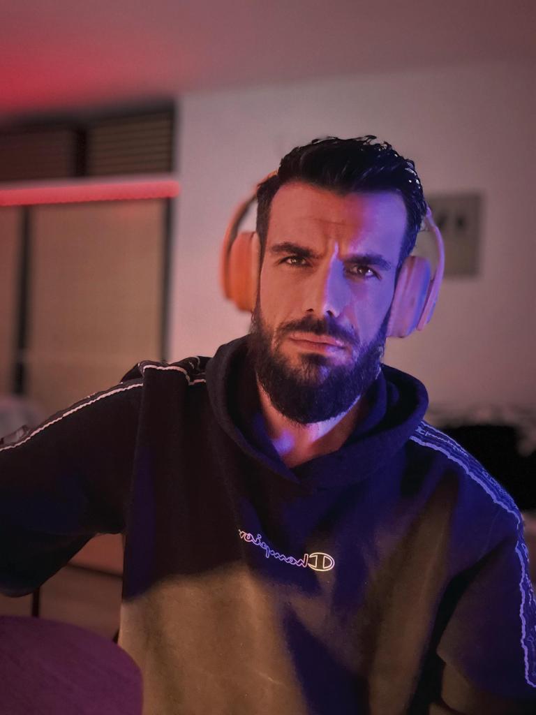 Chico busca chica en Sevilla: 