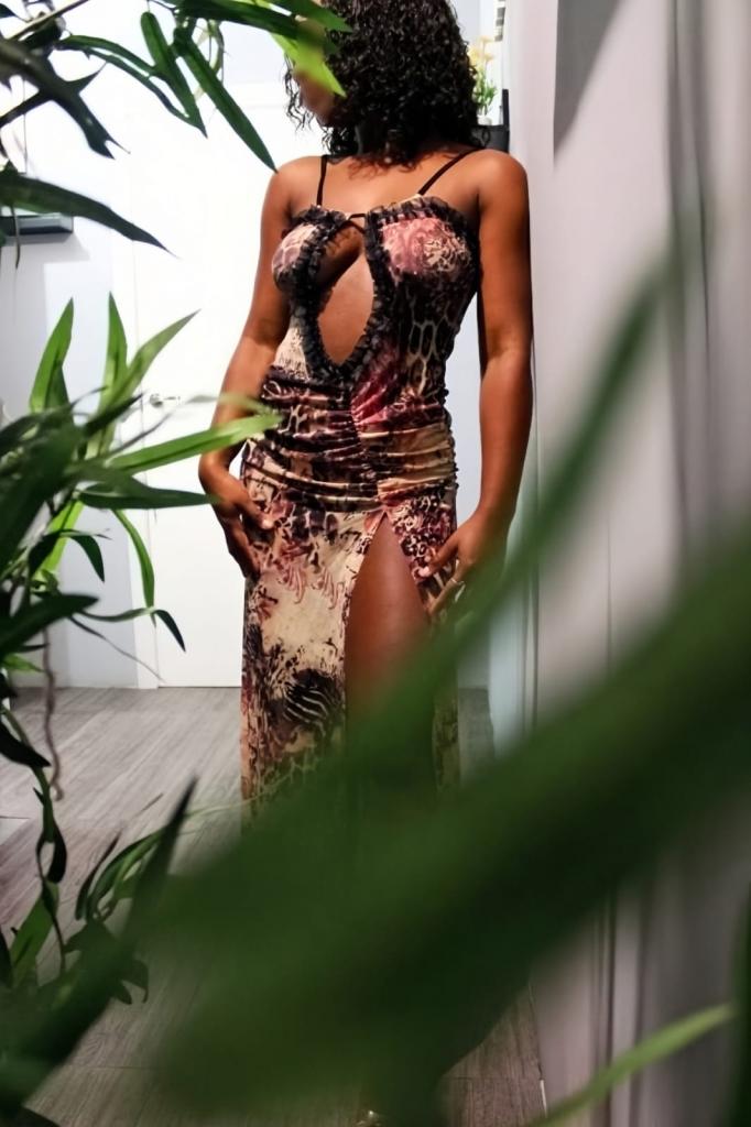 610604327: Chica busca chico en Sevilla