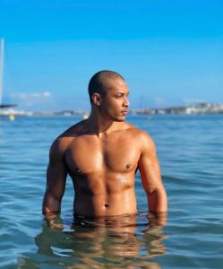 661540353: Chico busca chica en Barcelona