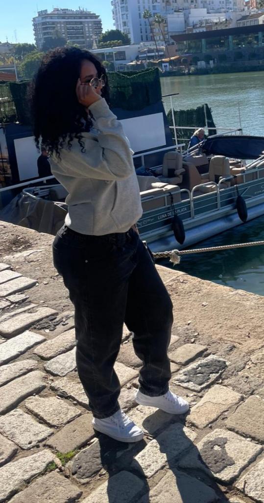 663126403: Chica busca chico en Sevilla