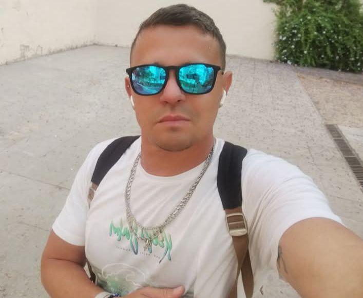 632817761: Chico busca chica en Barcelona