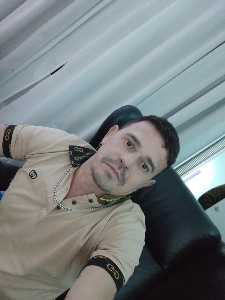 632817761: Chico busca chica en Barcelona