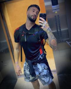 692988860: Chico busca chica en Barcelona